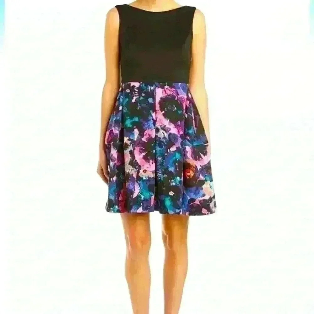 Taylor

Floral print scuba fit & flare dress